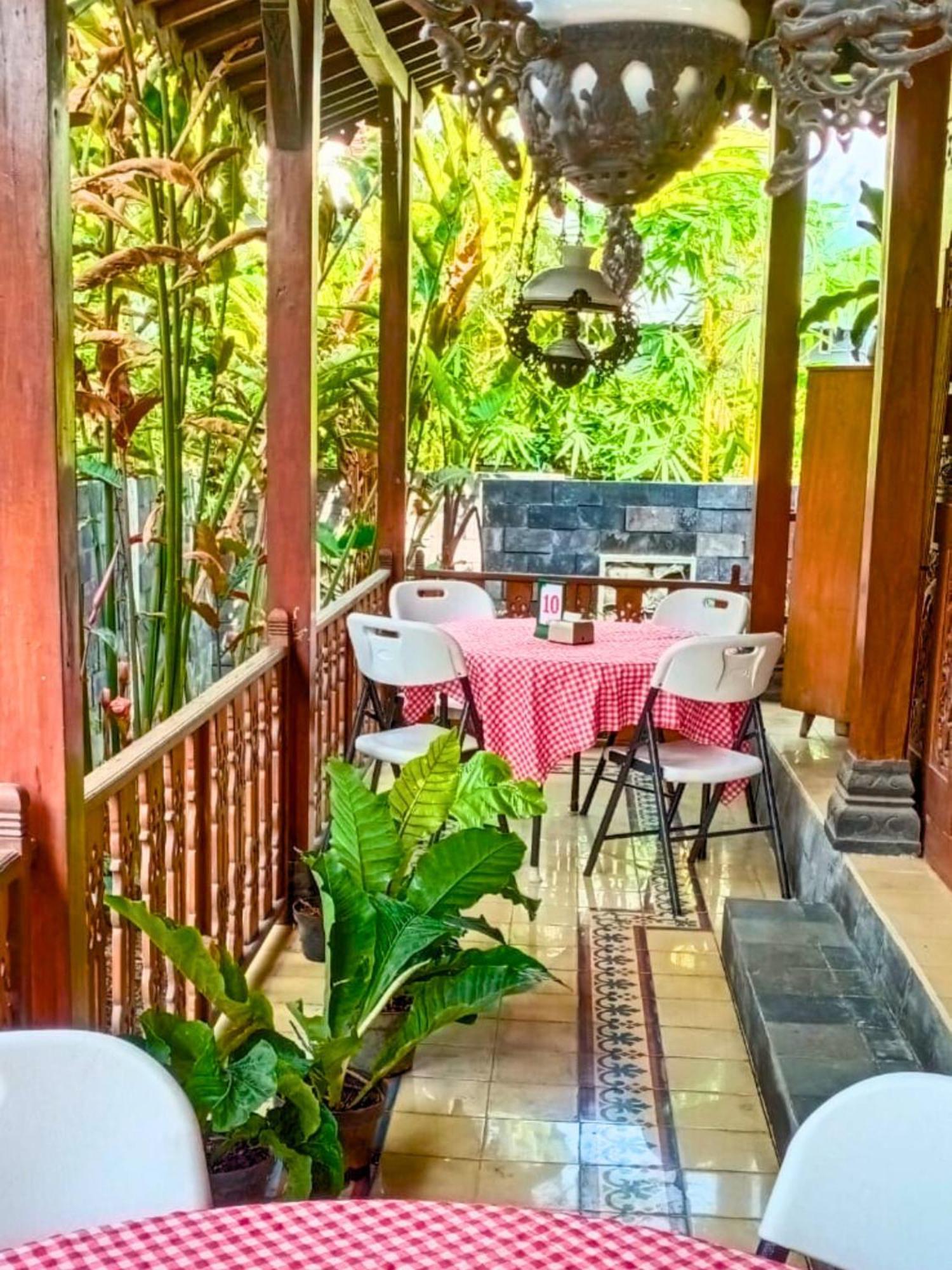 Ndalem Nitihardjan Hotel Magelang Buitenkant foto