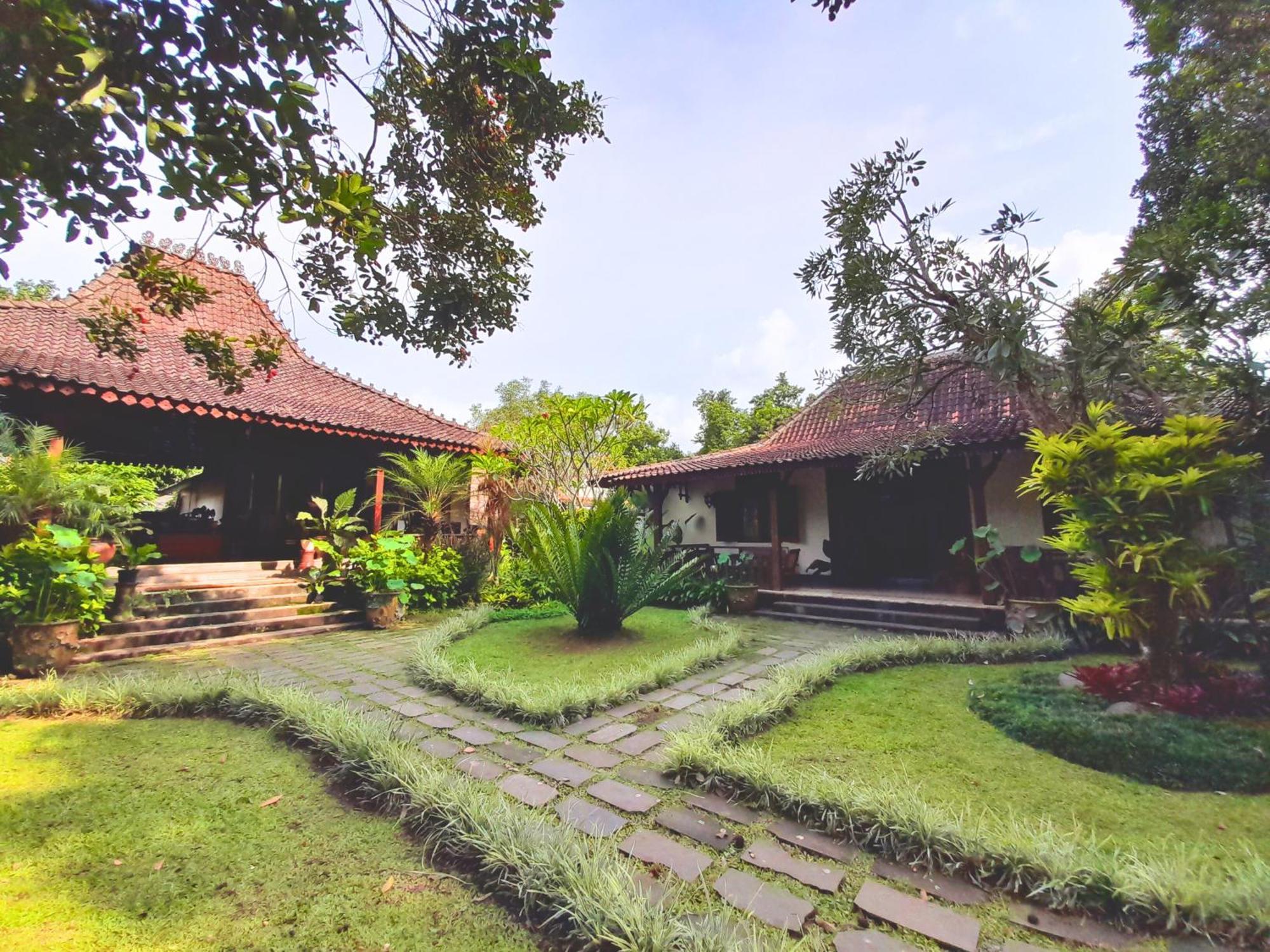 Ndalem Nitihardjan Hotel Magelang Buitenkant foto